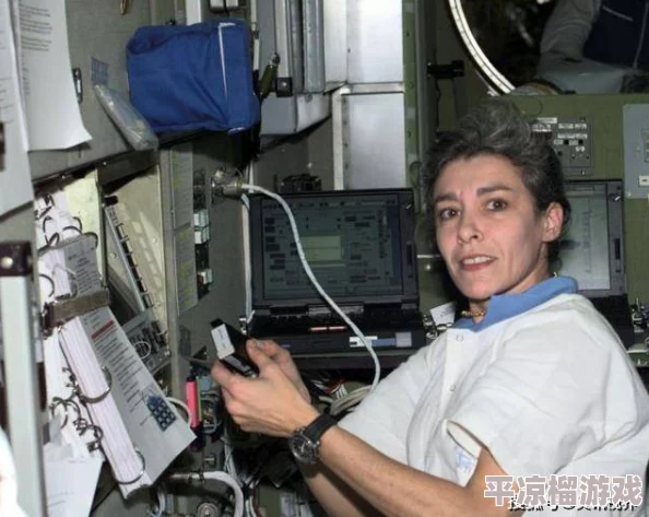 女人自熨全过程直播2025元宇宙数字时尚AR熨烫虚拟体验